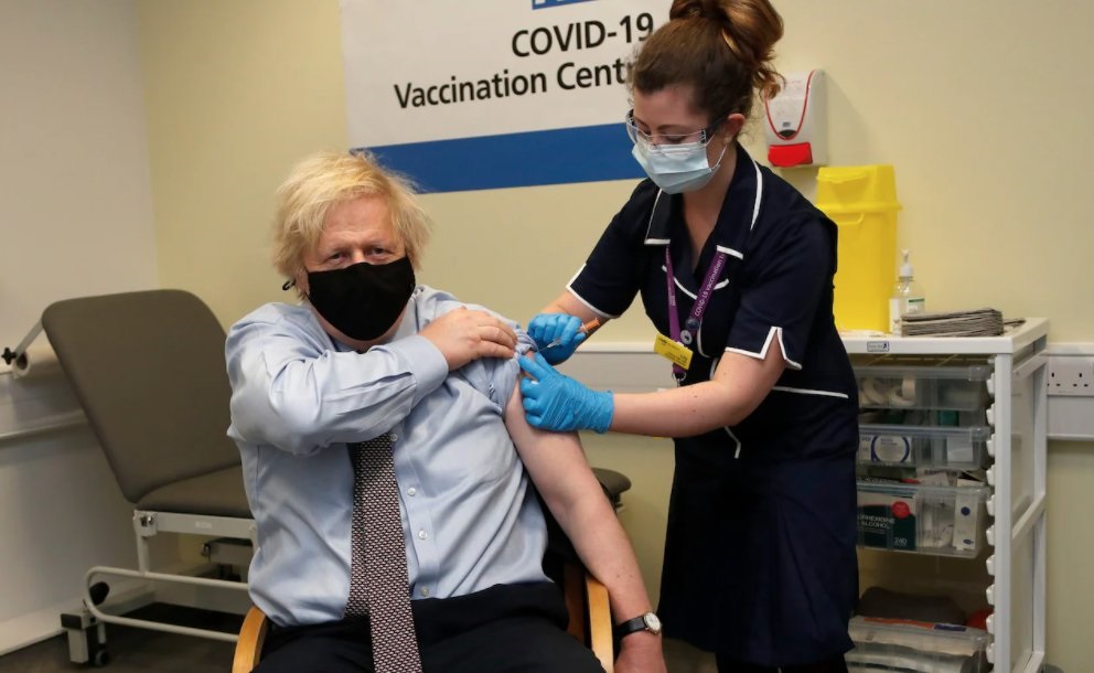 جونسون يتلقى الجرعة الأولى من لقاح كورونا